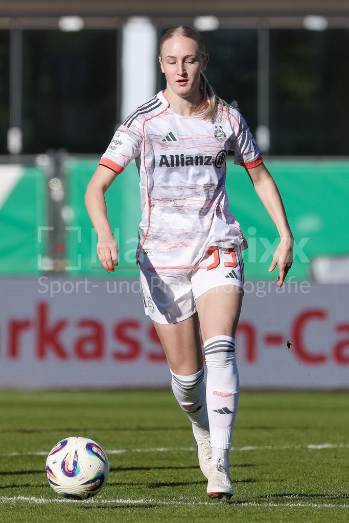 Fussball, Google Pixel Frauen-Bundesliga, SV Werder Bremen - FC Bayern München | Luzie Zähringer (FC Bayern München, 33) am Ball, Freisteller, Einzelbild, Ganzkörper, Aktion, Action, Spielszene, DIE DFB-RICHTLINIEN UNTERSAGEN JEGLICHE NUTZUNG VON FOTOS ALS SEQUENZBILDER UND/ODER VIDEOÄHNLICHE FOTOSTRECKEN. DFB REGULATIONS PROHIBIT ANY USE OF PHOTOGRAPHS AS IMAGE SEQUENCES AND/OR QUASI-VIDEO.