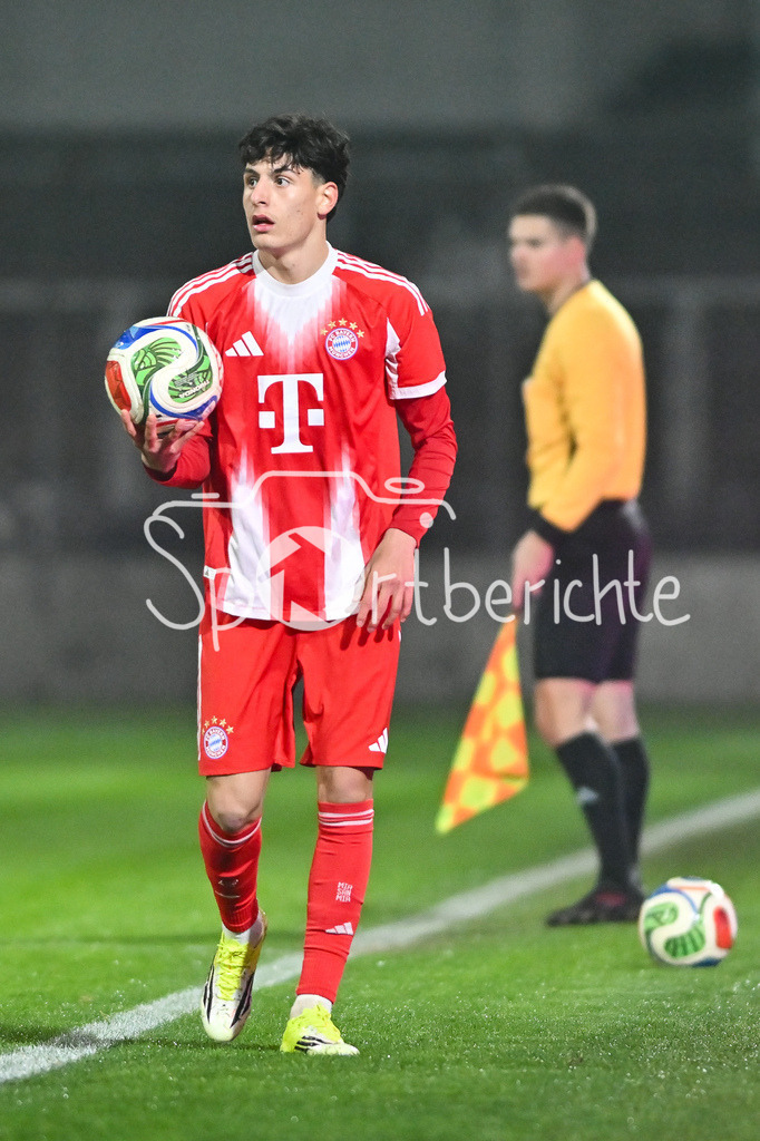 FC Bayern Amateure - SpVgg Unterhaching | MÜNCHEN, DEUTSCHLAND - 24. FEBRUAR: am Ball Deniz OFLI (FC Bayern München II 3) / Einzelfoto / Freisteller während dem Spiel zwischen den Amateuren des FC Bayern München und der SpVgg Unterhaching am 25. Spieltag der Regionalliga Bayern im Grünwalder Stadion