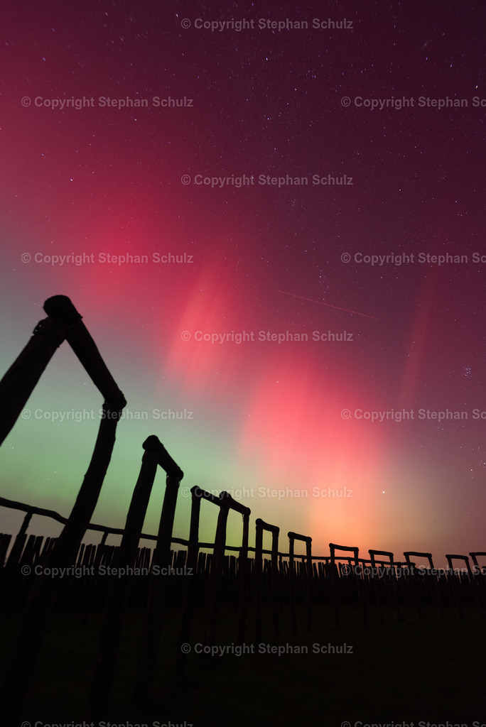 Polarlichter am Ringheiligtum Pömmelte | Polarlichter (Aurora borealis) leuchten über dem Ringheiligtum Pömmelte. Die prähistorische Kreisgrabenanlage wird von Archäologen auch als deutsches Stonehenge bezeichnet. - Realisiert mit Pictrs.com
