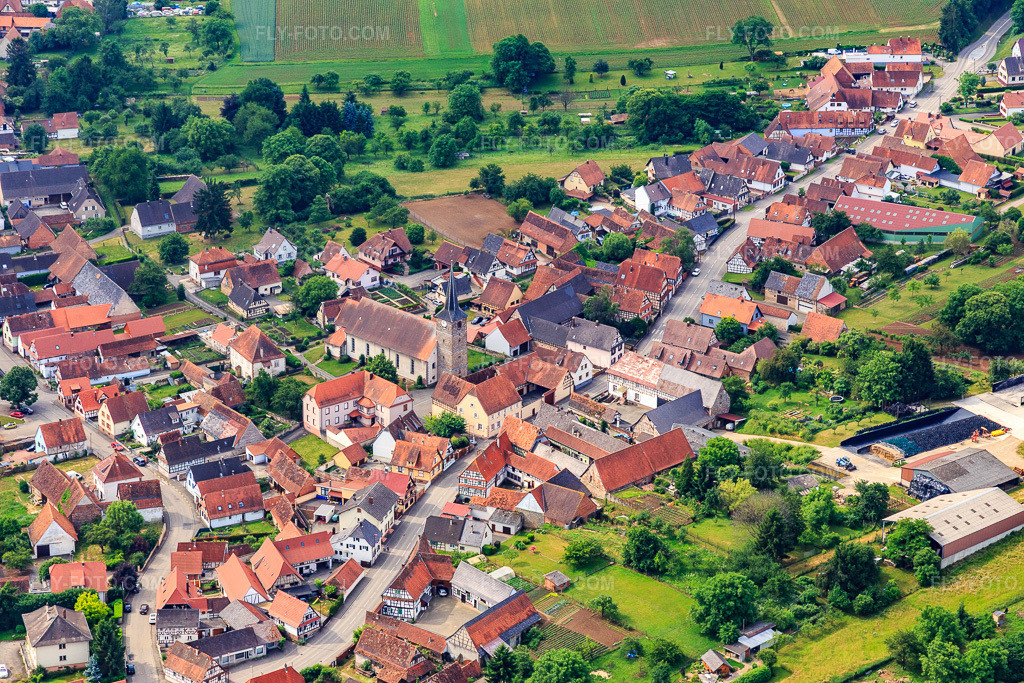 Aerial view: Rue Principale with Église Saint-Jacques-le-Majeur in Riedseltz in the state Bas-Rhin, France. – Photo: IMG_100743.jpg taken on 06/05/2017 by Werner Riehm/FLY-FOTO.com – Resolution of the original: 5472 x 3648 px
