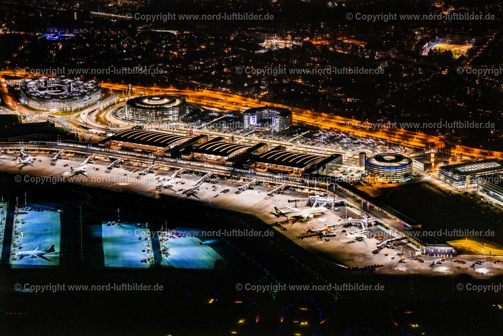 Hamburg_Fuhlsbüttel_Flughafen_Terminal_Nachtaufnahme_ELS_7774060325 | HAMBURG 06.03.2025 Nacht- Lichter und Beleuchtung Abfertigungs- Gebäude und Terminals auf dem Gelände des Flughafen " Hamburg Airport Helmut Schmidt "(ICAO-Code EDDH)im Ortsteil Fuhlsbüttel in Hamburg, Deutschland. Weiterführende Informationen bei: Drees & Sommer SE,  Flughafen Hamburg GmbH,  IDEA Architekten GbR,  Weber Poll Ingenieurbüro für Bauwesen GbR,  gmp International GmbH. // Night lighting dispatch building and terminals on the premises of the airport " Hamburg Airport Helmut Schmidt "(ICAO-Code EDDH) in the district Fuhlsbuettel in Hamburg, Germany. Further information at: Drees & Sommer SE,  Flughafen Hamburg GmbH,  IDEA Architekten GbR,  Weber Poll Ingenieurbuero fuer Bauwesen GbR,  gmp International GmbH. Foto: Martin Elsen