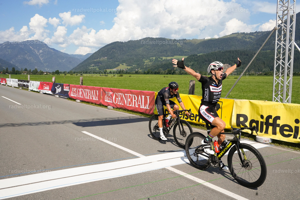 845_20230817_Bewerb_Maenner_Muehlanger | AUT - OESTERREICH, 2023-08-16: SPORT RENNRAD-FAHREN - 55. INTERNATIONALER RADWELTPOKAL IN ST. JOHANN IN TIROL  - Vintage-Radrennen mit WM-Bronze-Medaillen-Siegerin Christina Schweinberger, den Teilnehmer und Alexander Baumann (vom Orginastions-Team) - TAG 2 BEWERB MAENNER IN SECHS GRUPPEN  ; Foto: Roland Muehlanger