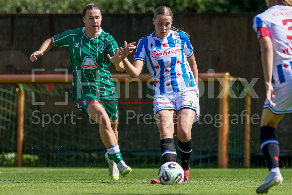 Fussball, Testspiel Frauen, SV Werder Bremen - SC Heerenveen | v.li.: Larissa Mühlhaus (SV Werder Bremen, 7) und Eef Smits (SC Heerenveen, 4)