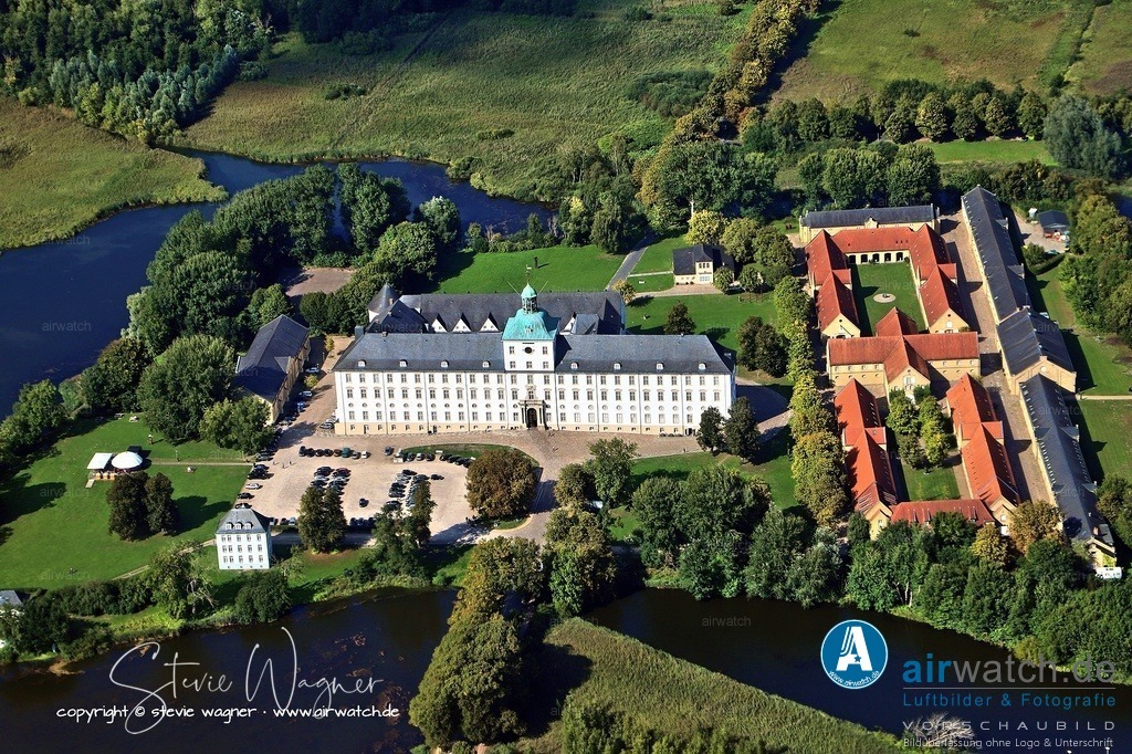 Luftbilder Ostseefjord Schlei, Schloss Gottorf, Anflug Süden | Schloss Gottorf in Schleswig: 1544 begründete Adolf I. das Herzogtum Schleswig-Holstein-Gottorf, und Schloss Gottorf wurde zur Hauptresidenz der Herzöge dieser Linie. Nach einem erneuten Brand in der Neujahrsnacht 1564/65 wurde das Schloss in mehreren Bauabschnitten zur vierflügeligen Festungsanlage ausgebaut.