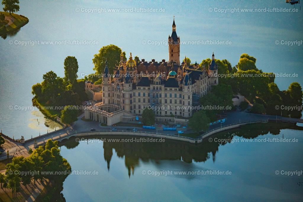 Schwerin_Schweriner_Schloss_ELS_4257100822 | SCHWERIN 10.08.2022 Kuppeltürme des Schweriner Schloßes und der Schloßkirche am Schlossgarten, dem Sitz des Landtages in der Landeshauptstadt von Mecklenburg-Vorpommern. Weiterführende Informationen bei: Landtages Mecklenburg-Vorpommern,  Staatliche Schlösser, Gärten und Kunstsammlungen M-V,  Staatliches Museum Schwerin/ Ludwigslust/ Güstrow. // Schwerin Castle in the state capital of Mecklenburg-Western Pomerania. Further information at: Landtages Mecklenburg-Vorpommern,  Staatliche Schloesser, Gaerten und Kunstsammlungen M-V,  Staatliches Museum Schwerin/ Ludwigslust/ Guestrow. Foto: Martin Elsen
