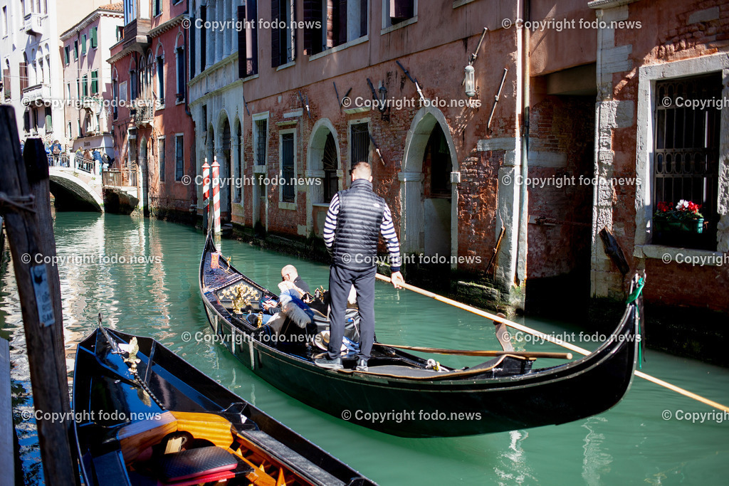 Italien_ Venedig_ 03.03.2025-70 | 03.03.2025, Italien, ITA, Venetien, Venedig, im Bild Venedig, Stadtansichten, Touristen, Reisefeature, Karneval, Masken, maskiert, venezianisch, Reise, Venedig, Venezia, Venetien, Stadtansicht, Campanile, Canale Grande, Markusplatz, Markuskirche, Touristen, Gondel, Gondolere, Faehre, Motorboot, Wassertaxi, Vaporetto, Adria, Lagune, Pfahlbauten, Bruecke, Rialtobruecke, La Gondola, Dogenpalast, Italien, Creativ, Kreativ