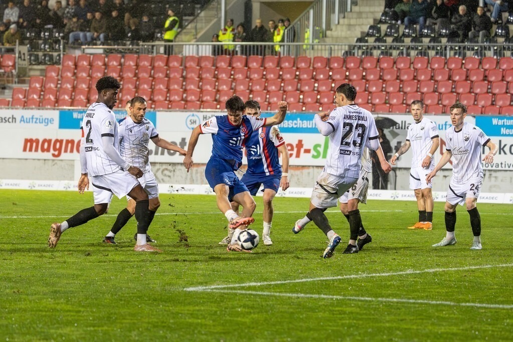 Fußball, Badischer Pokal 2025/26, Halbfinale: SV Sandhausen gegen VfR Mannheim | Fußball, Badischer Pokal 2025/26, Halbfinale: SV Sandhausen gegen VfR Mannheim***Am Ball: Shaban Veseljaj (10, Mannheim) - Realisiert mit Pictrs.com