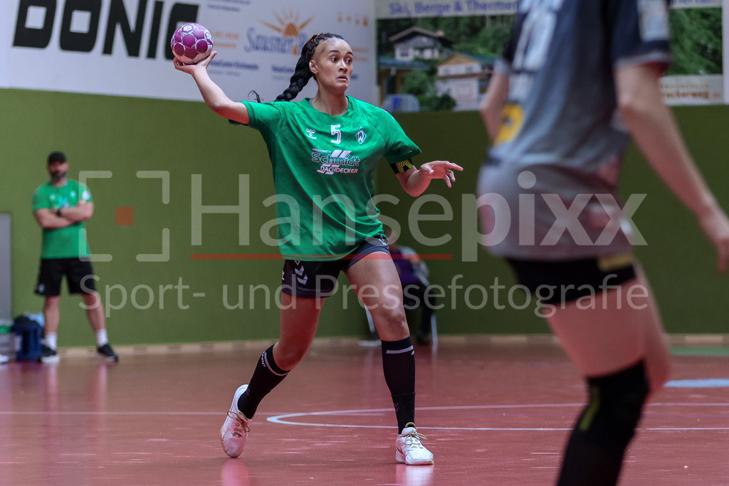 Handball, 2. Bundesliga Frauen, SV Werder Bremen - SV Union Halle-Neustadt | Naomi Conze (SV Werder Bremen, 5) am Ball, Spielszene, Aktion, Action