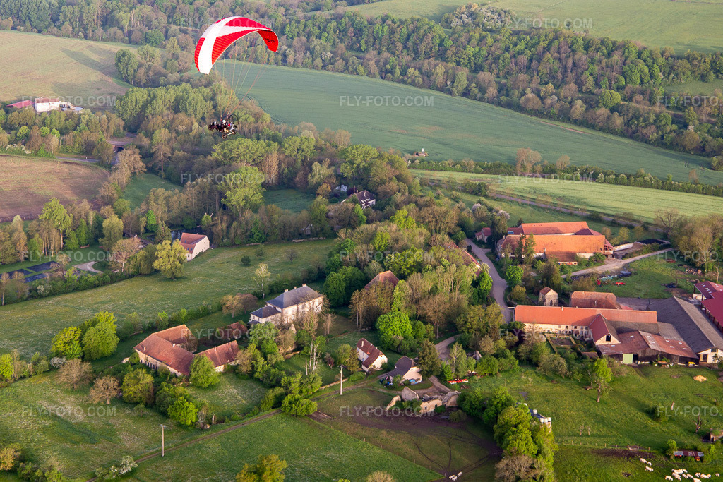 Aerial view: Paramotor in the morning over Chapelle Sainte-Barbe in Kalhausen in the state Moselle, France. – Photo: IMG_140537.jpg taken on 05/01/2024 by Werner Riehm/FLY-FOTO.com – Resolution of the original: 4631 x 3087 px