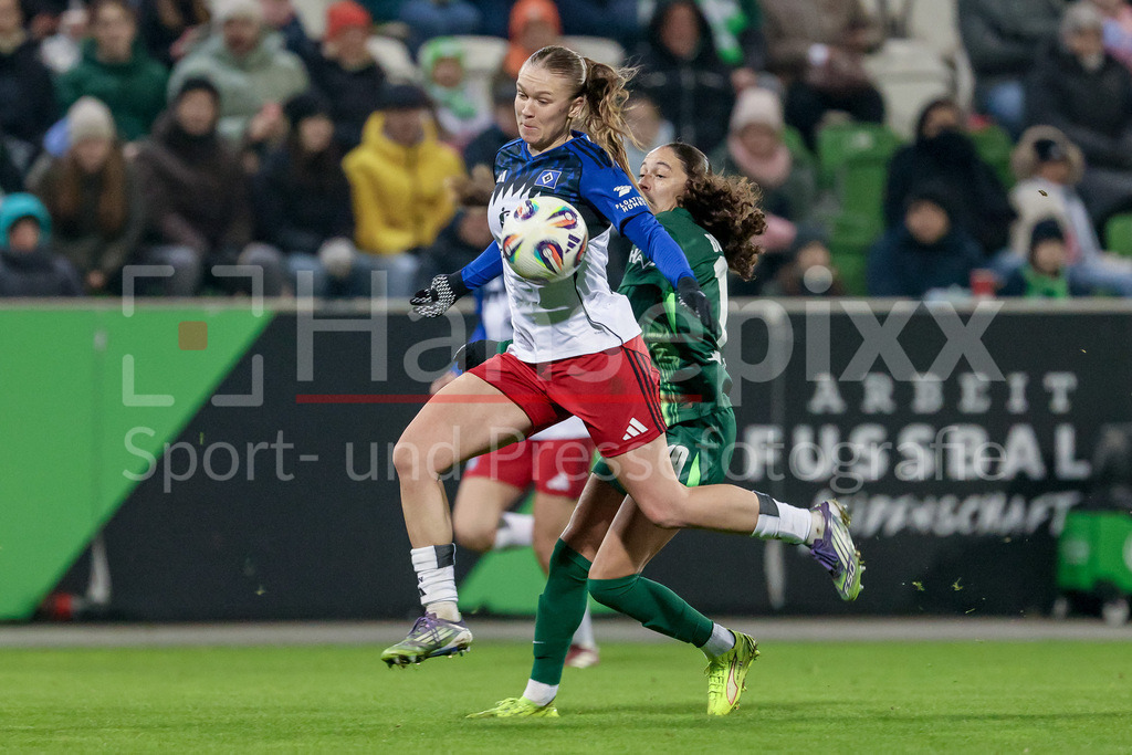 Fussball, Google Pixel Frauen-Bundesliga, VfL Wolfsburg - Hamburger SV | v.li.: Annaleen Böhler (Hamburger SV, 6) und Kessya Bussy (VfL Wolfsburg, 19) im Zweikampf, Duell, Dynamik, Aktion, Action, Spielszene, DIE DFB-RICHTLINIEN UNTERSAGEN JEGLICHE NUTZUNG VON FOTOS ALS SEQUENZBILDER UND/ODER VIDEOÄHNLICHE FOTOSTRECKEN. DFB REGULATIONS PROHIBIT ANY USE OF PHOTOGRAPHS AS IMAGE SEQUENCES AND/OR QUASI-VIDEO.