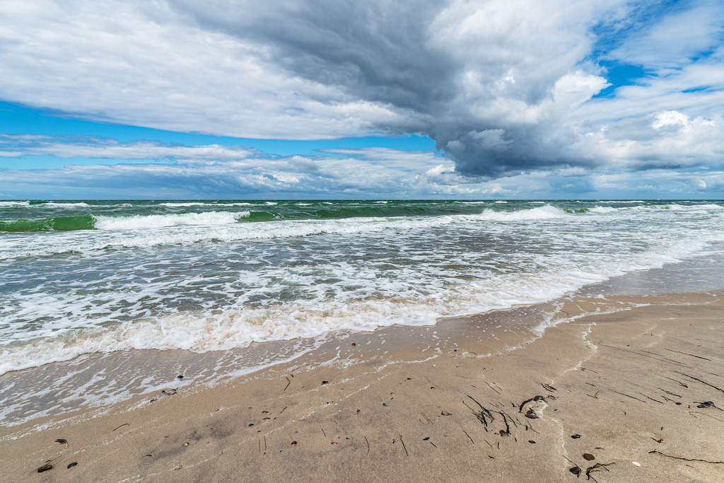 Der Weststrand mit Wellen und Wolken auf dem Fischland-Darß | Der Weststrand mit Wellen und Wolken auf dem Fischland-Darß