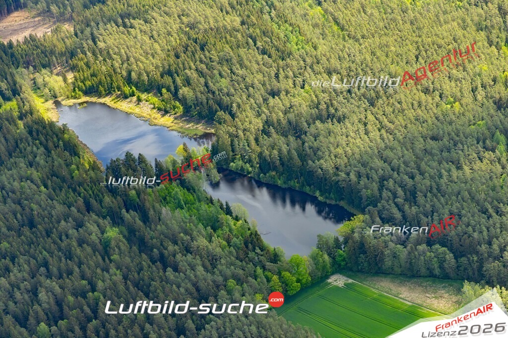 Die Luftaufnahme Pfadensee - Mitwitz wurde 2022 vom Flugzeug aus (keine Drohne) erstellt. Hohe Auflösung -für große Poster und Wandbilder geeignet - Garantiert!