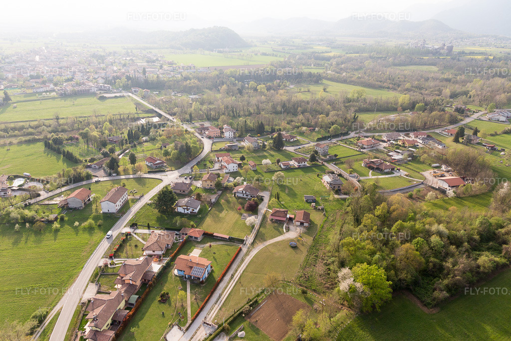 Vue aérienne: Vue de la ville à Borgo Ampiano dans le département Frioul-Vénétie Julienne, Italie. Photo: IMG_098766.jpg prise le 07/04/2017 par Werner Riehm/FLY-FOTO.eu – Résolution de l'original: 5472 x 3648 px