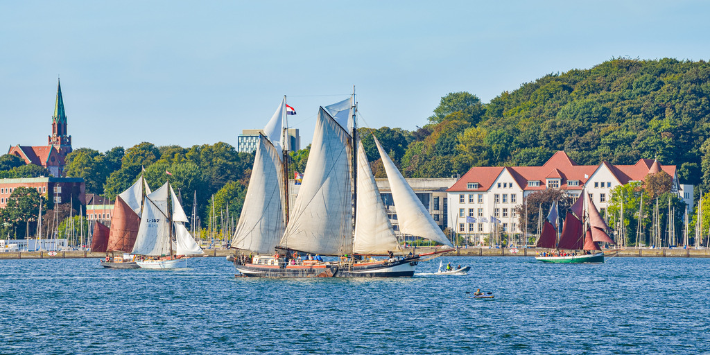 Segelschiff Pegasus | An einem Schifffahrtstag in der Stadt Kiel fahren mehrere Segelschiffe in der Kieler Förde. Mittig fährt die Pegasus unter vollen Segeln, bei ihr handelt es sich um einen 2-Mast Klipper von 36 Metern Länge. Gebaut wurde die Pegasus im Jahr 1904, sie wird heute für Charterfahrten auf der Ostsee eingesetzt. - Realisiert mit Pictrs.com
