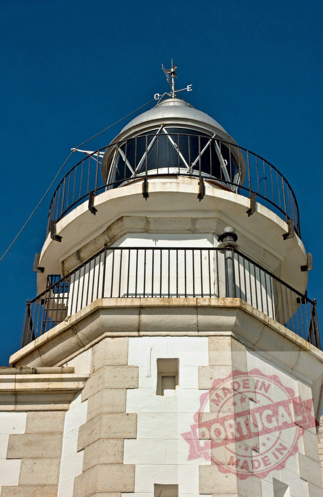 Lighthouse tower lantern room against blue sky | Lighthouse structure with lantern room and weather vane, providing guidance - Realisiert mit Pictrs.com
