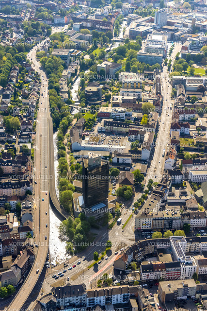 Hagen240503980 | Luftbild, Hochstraße und Agentur für Arbeit Hochhaus Turm, Körnerstraße, Wohnhäuser und Geschäftshäuser, Blick zur Innenstadt, Fluss Volme, Mittelstadt, Hagen, Ruhrgebiet, Nordrhein-Westfalen, Deutschland