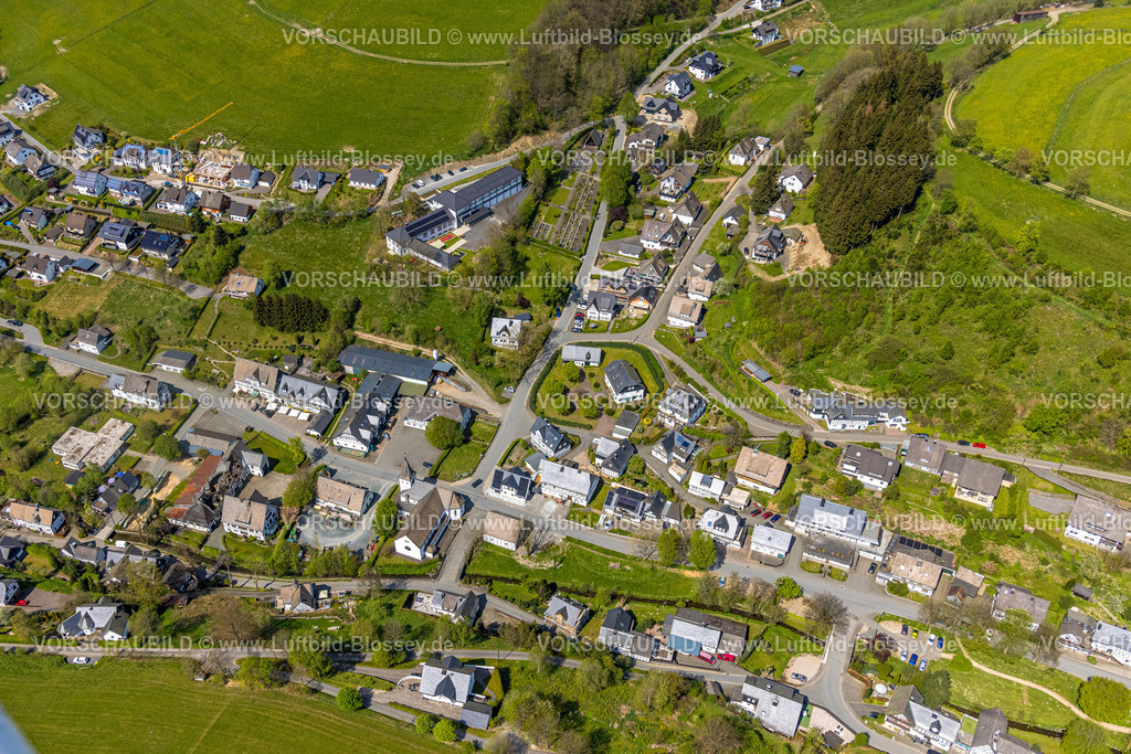 Schmallenberg240505622 | Luftbild, Ortsansicht, Grundschule Westfeld wird Kindergarten Kita und Dorfgemeinschaftshaus, Friedhof, Westfeld, Schmallenberg, Sauerland, Nordrhein-Westfalen, Deutschland