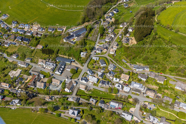 Schmallenberg240505622 | Luftbild, Ortsansicht, Grundschule Westfeld wird Kindergarten Kita und Dorfgemeinschaftshaus, Friedhof, Westfeld, Schmallenberg, Sauerland, Nordrhein-Westfalen, Deutschland