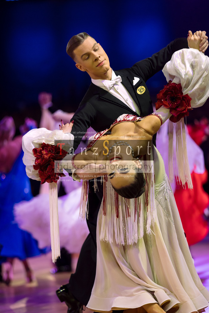 20241215_WDSF_Int_Open_Std-Riga-9141 | Tanzsportbilder, Standardtanz, Lateintanz, WDSF, DTV, LTVB, dancecomp, goc, hessen tanzt, blaues band der spree, walzer, tango, wiener walzer, slowfox, quickstepp, samba, rumba, cha-cha-cha, paso doble. jive, hd-kroft photography, turniertanzsport