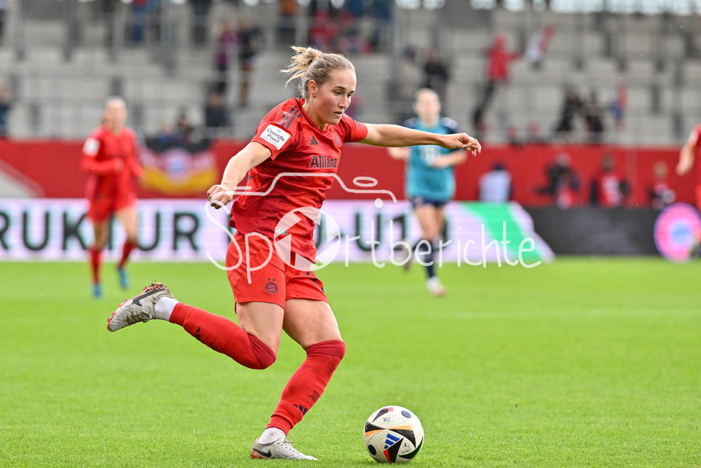 FC Bayern München Frauen - TSG 1899 Hoffenheim Frauen | am Ball Sydney LOHMANN (FCB #12) / Freisteller / Einzelfoto / Frauen Bundesliga: FC Bayern München Frauen - 1. FC Köln Frauen, FC Bayern Campus am 05.10.2024