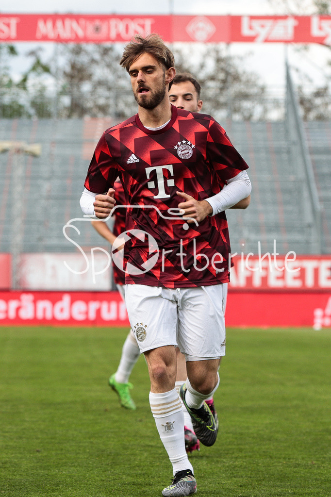 FC Würzburger Kickers - FC Bayern Amateure | Luca DENK (FCB #16) beim warmmachen