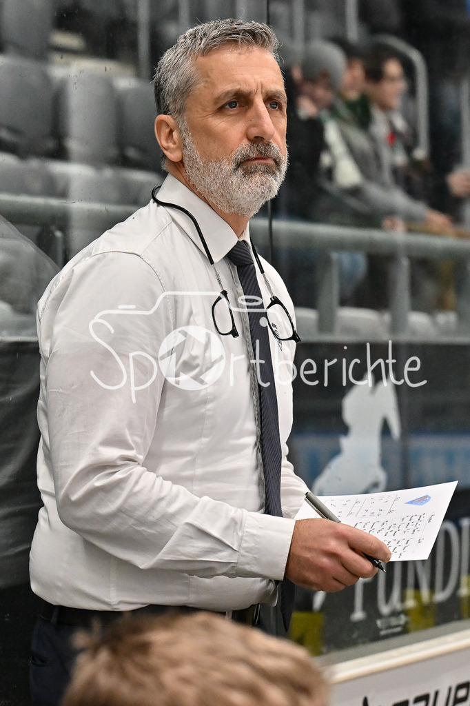 Augsburger Panther - ERC Ingolstadt | Im Bild Mark FRENCH Headcoach ERC Ingolstadt bei warmup beider mannschaften / Freisteller / Einzelfoto / DEL: Augsburger Panther - ERC Ingolstadt, Curt Frenzel Stadion am 26.01.2025