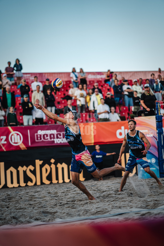 Beachvolleyball | Männer | Allianz German Beach Tour 2024 | Tourstop Kühlungsborn 2 | 16.08.2024 | Momme Lorenz spielt den Ball