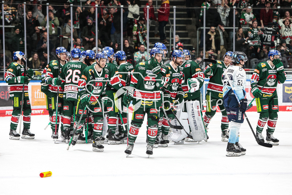 Augsburger Panther - ERC Ingolstadt | Die Panther freuen sich ueber den Siegtreffer zum 5-4 gegen Ingolstadt, durch Terry BROADHURST (AEV #37)