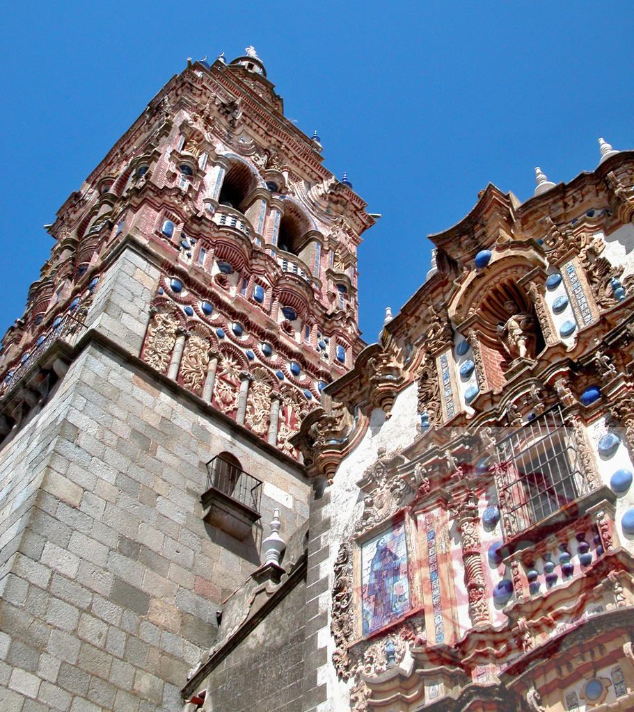 Jerez de los Caballeros church baroque tower facade details. Spain - Extremadura | Ornate baroque facade and bell tower of a historic church in Jerez de los Caballeros, Spain - Realisiert mit Pictrs.com