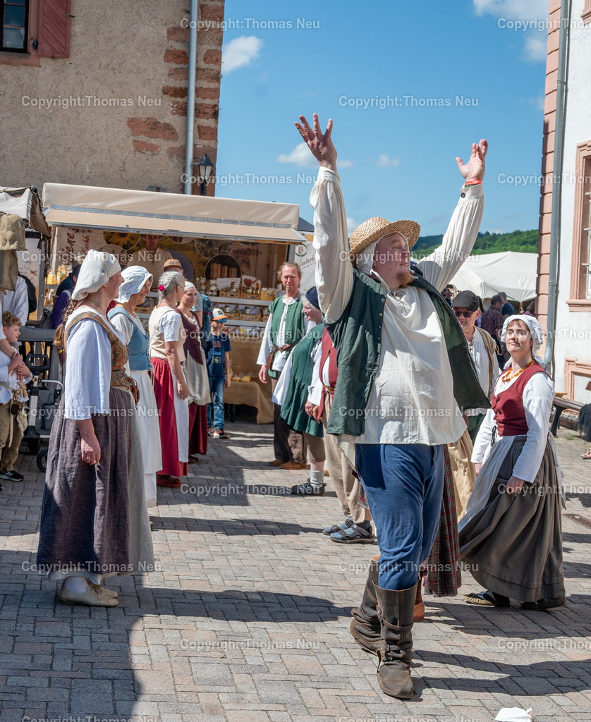 Lindenfels-Mittelaltermarkt-fotografie-thomas-neu.jpg1 | bli, Lindenfels, Mittelaltermarkt in der Burgstraße, Kurpark , Rathaushof und Burg, hier der historische Tanzkreis Bensheim im Rathaushof,  ,Bild: THomas Neu
