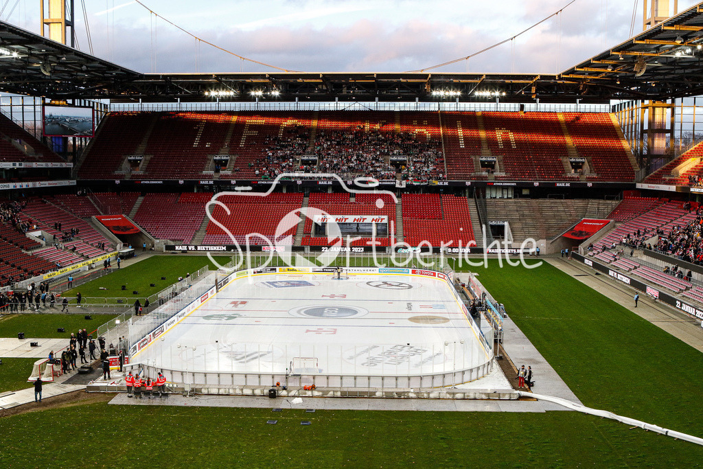 Kölner Haie - Augsburger Panther | Das Rheinenergiestadion vor der DEL Partie zwischen den Haien und den Panthern / Stadion / Stadionfoto / im Hintergrund die Fans aus Augsburg