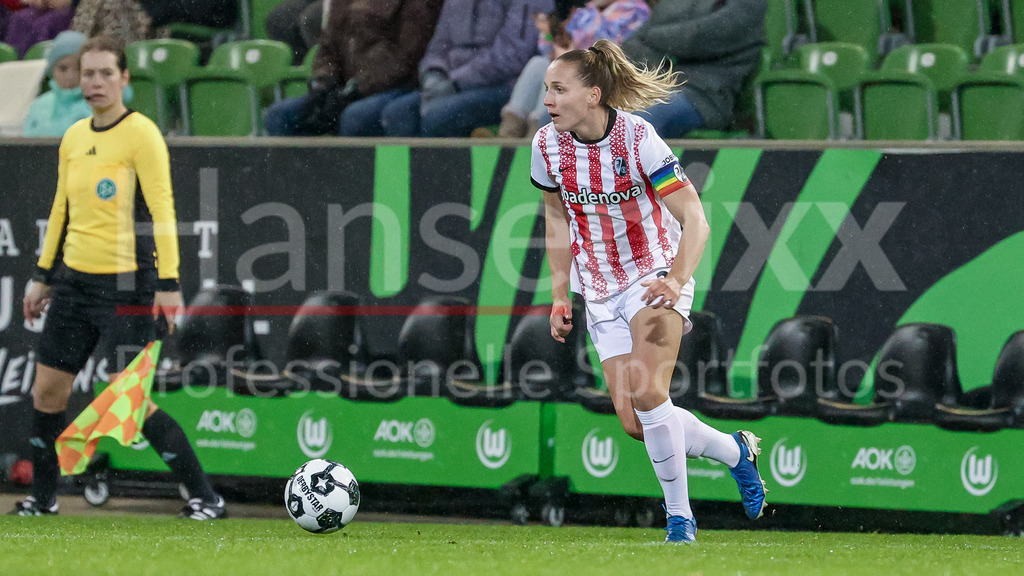 Fussball, DFB-Pokal Frauen, VfL Wolfsburg - SC Freiburg | Lisa Karl (SC Freiburg, 2) am Ball, Einzelbild, Ganzkörper, Aktion, Action, Spielszene, DIE DFB-RICHTLINIEN UNTERSAGEN JEGLICHE NUTZUNG VON FOTOS ALS SEQUENZBILDER UND/ODER VIDEOÄHNLICHE FOTOSTRECKEN. DFB REGULATIONS PROHIBIT ANY USE OF PHOTOGRAPHS AS IMAGE SEQUENCES AND/OR QUASI-VIDEO.
