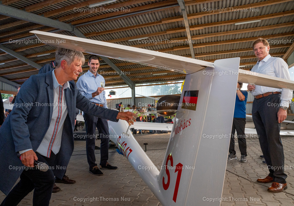 DSC_1604 | 70 Jahre Segelfluggruppe: Taufe des Segelflugzeugs „Ventus 2b“ auf den Namen der ungarischen Partnerstadt Mohàcs, zunächst Grußwort, danach Taufe durch BM Christine Klein, Klein,, in der Mitte der Vereinsvorsitzender der Bensheimer Segelfluggruppe Felix Maier und rechts sein Stellvertreter Dr. Klaus Koser, Bild: Thomas Neu
