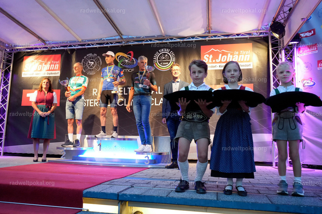 1279_20230817_Bewerb_Maenner_Muehlanger | AUT - OESTERREICH, 2023-08-16: SPORT RENNRAD-FAHREN - 55. INTERNATIONALER RADWELTPOKAL IN ST. JOHANN IN TIROL  - Vintage-Radrennen mit WM-Bronze-Medaillen-Siegerin Christina Schweinberger, den Teilnehmer und Alexander Baumann (vom Orginastions-Team) - TAG 2 BEWERB MAENNER IN SECHS GRUPPEN  ; Foto: Roland Muehlanger