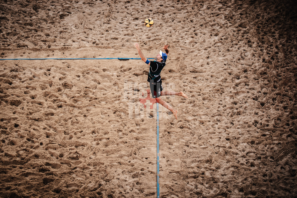 Beachvolleyball | Männer | Allianz German Beach Tour 2025 | Tourstop Berlin | 23.08.2025 | Tilo Rietschel beim Aufschlag