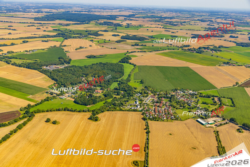 Luftbild der Stadt Blowatz - Das Luftbild wurde 2025 vom UL-Flugzeug heraus erstellt ( keine Drohnenaufnahme ) - Hochauflösende Luftaufnahme - für Wandbilder und großformatige Ausdrucke geeignet. Das besondere Geschenk!Hier alle&nbsp;Infos zur Lizenzierung der LuftaufnahmeWir fliegen auch dieses Jahr wieder in Ihre Region um Luftbilder zu erstellen.- Luftbild anfragen