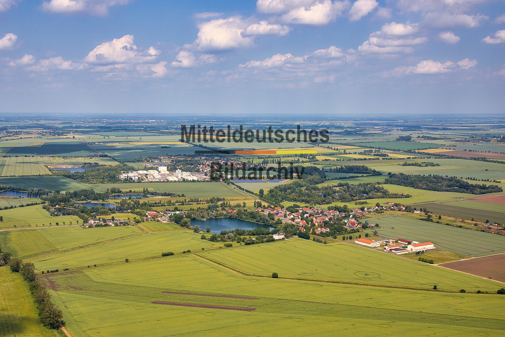 Üllnitz-Förderstedt-Sachsen-Anhalt_5226 | Die Luftaufnahme zeigt Üllnitz aus der Vogelperspektive. Zu sehen sind die gewachsene Ortsstruktur und die umliegenden landwirtschaftlich genutzten Flächen. Üllnitz gehört zur Ortschaft Förderstedt der Stadt Staßfurt im Salzlandkreis. - Realisiert mit Pictrs.com
