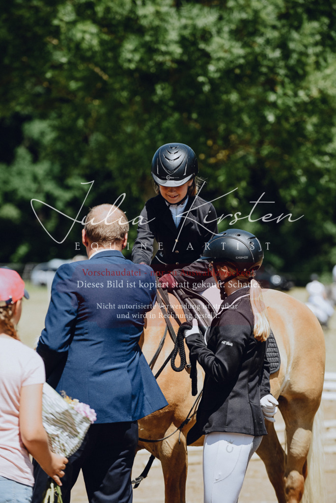 DSC_2333 | Pferde- und Turnierfotografie in Westsachsen. Pferdeportraits, Auftragszeichnungen und intuitive Kunst.