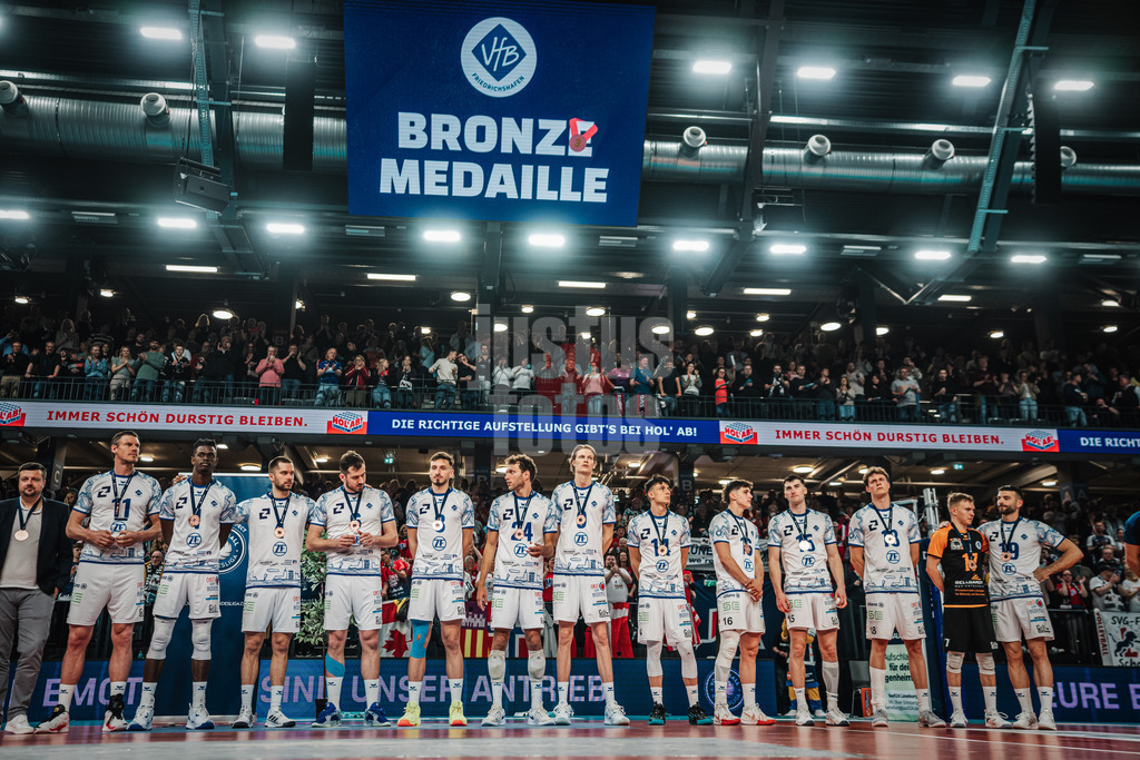 Volleyball | Herren | Saison 2024/2025 | 1. Volleyball Bundesliga Männer | Halbfinale | SVG Lüneburg vs. VfB Friedrichshafen | 19.04.2025 | Friedrichshafen bekommt die Bronzemedaille überreicht Teamfoto