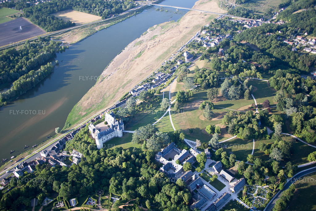 Vue aérienne: Vue de la ville à Chaumont-sur-Loire dans le département Loir et Cher, France. Photo: IMG_081225.jpg prise le 19/06/2015 par Werner Riehm/FLY-FOTO.euRésolution de l'original: 5472 x 3648 px