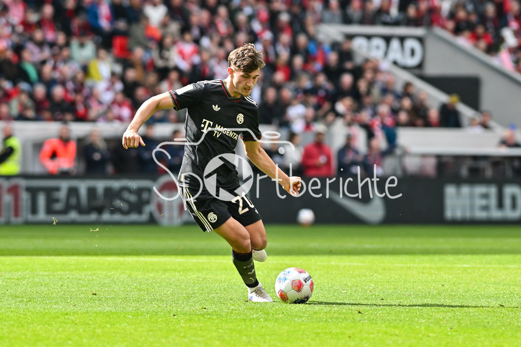 SC Freiburg - FC Bayern München | FREIBURG, GERMANY - 04. APRIL: am Ball TOM BISCHOF (FC Bayern Munich 20) / Einzelfoto / Freisteller während dem Bundesligamatch zwischen dem SC Freiburg und dem FC Bayern München am 28. Spieltag im Europa-Park Stadion / DFL REGULATIONS PROHIBIT ANY USE OF PHOTOGRAPHS AS IMAGE SEQUENCES AND/OR QUASI-VIDEO