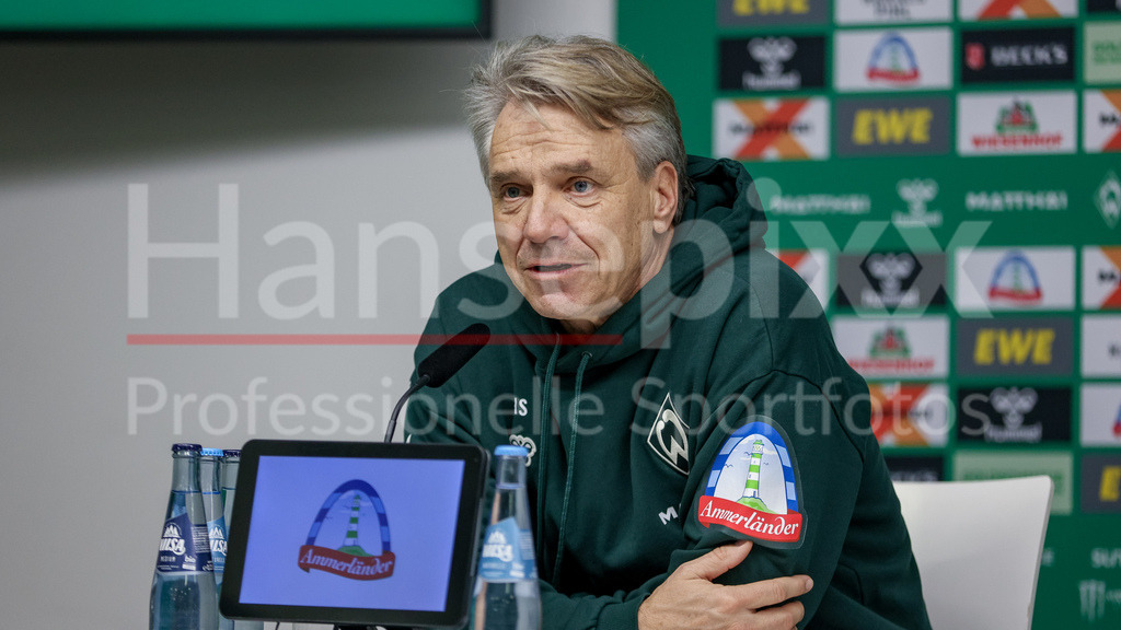Fussball, Bundesliga, SV Werder Bremen - 1. FC Union Berlin | Horst Steffen (Trainer, Cheftrainer, SV Werder Bremen) während der Pressekonferenz, Portrait, Nahaufnahme, Einzelfoto, Einzelbild, DIE DFL-RICHTLINIEN UNTERSAGEN JEGLICHE NUTZUNG VON FOTOS ALS SEQUENZBILDER UND/ODER VIDEOÄHNLICHE FOTOSTRECKEN. DFL REGULATIONS PROHIBIT ANY USE OF PHOTOGRAPHS AS IMAGE SEQUENCES AND/OR QUASI-VIDEO.