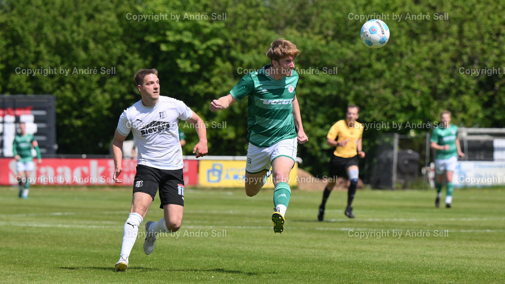 Eckernförder SV vs PSV Neumünster | Christian Peters (ESV #30) / Meiko Werner (PSV #15) / Fußball-Oberliga Männer 2024/2025 / Eckernförder SV vs PSV Neumünster / Stadtwerke-Arena / Eckernförde / 17.05.25 - Realisiert mit Pictrs.com