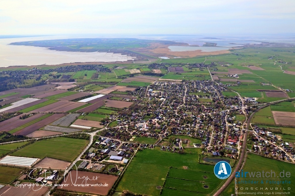 Luftbilder Hattstedt & Umgebung | Hattstedt ist eine Gemeinde im Kreis Nordfriesland in Schleswig-Holstein, die sich in der historischen Region Südergoesharde nördlich von Husum befindet. Das Gemeindegebiet erstreckt sich am Übergang der Bredstedt-Husumer Geest zur Nordfriesischen Marsch. Hattstedt wurde erstmals 1231 im Waldemar-Erdbuch als Hattastath erwähnt.