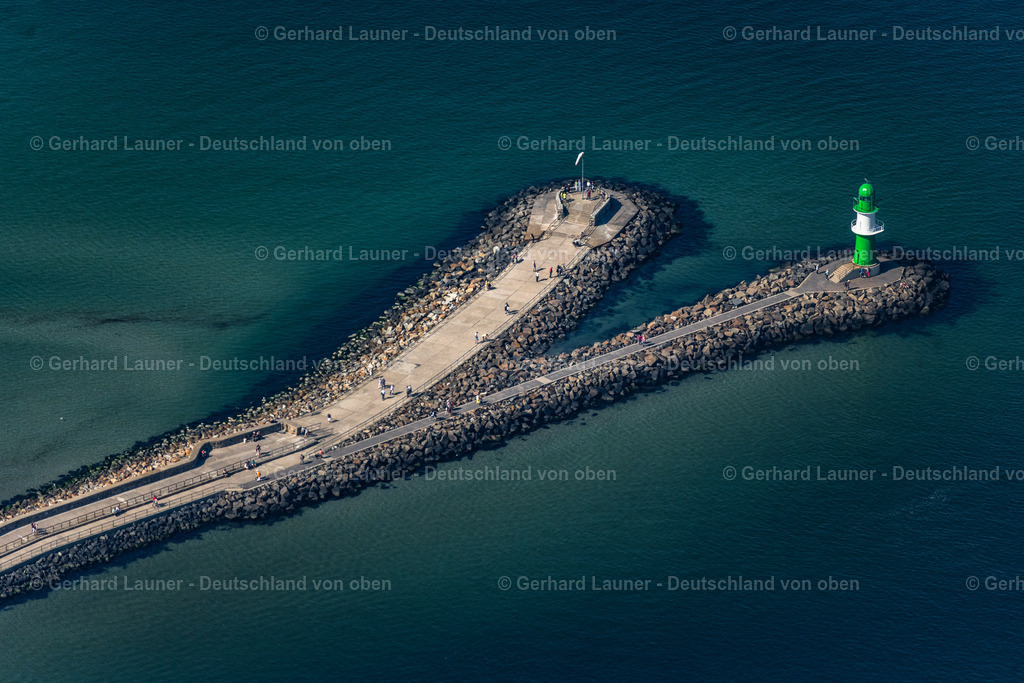 4061959 | Warnemünde 08.09.2021 Leuchtturm als historisches Seefahrtszeichen im Küstenbereich der Ostsee an der Westmole im Ortsteil Warnemünde in Rostock im Bundesland Mecklenburg-Vorpommern, Deutschland. // Lighthouse as a historic seafaring character in the coastal area of Baltic Sea in the district Warnemuende in Rostock in the state Mecklenburg - Western Pomerania, Germany. Foto: Gerhard Launer