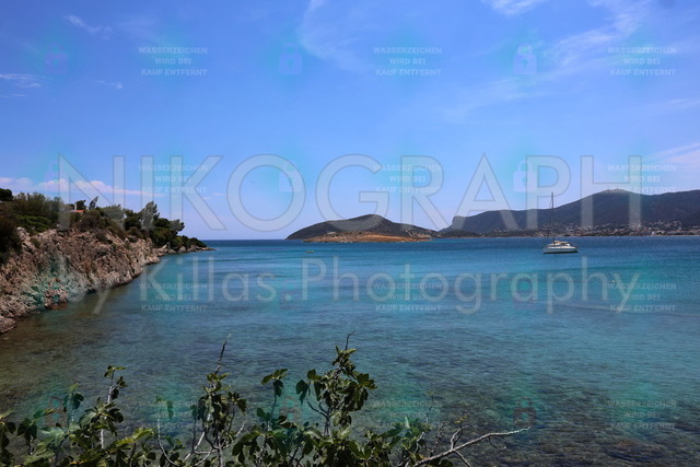 Bucht bei Porto Rafti mit Segelboot – Attika, Griechenland