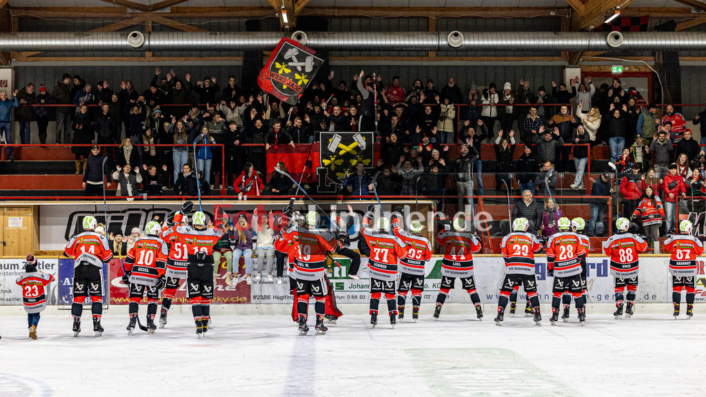 HC Landsberg Riverkings vs EA Schongau Mammuts | Eishockey Bayernliga 2023/2024, HC Landsberg Riverkings vs EA Schongau Mammuts,
Miners feiern den Sieg,
2023-11-10 in Peißenberg (Eisstadion)

Copyright: WolfgangxLindner foto-lindner.de