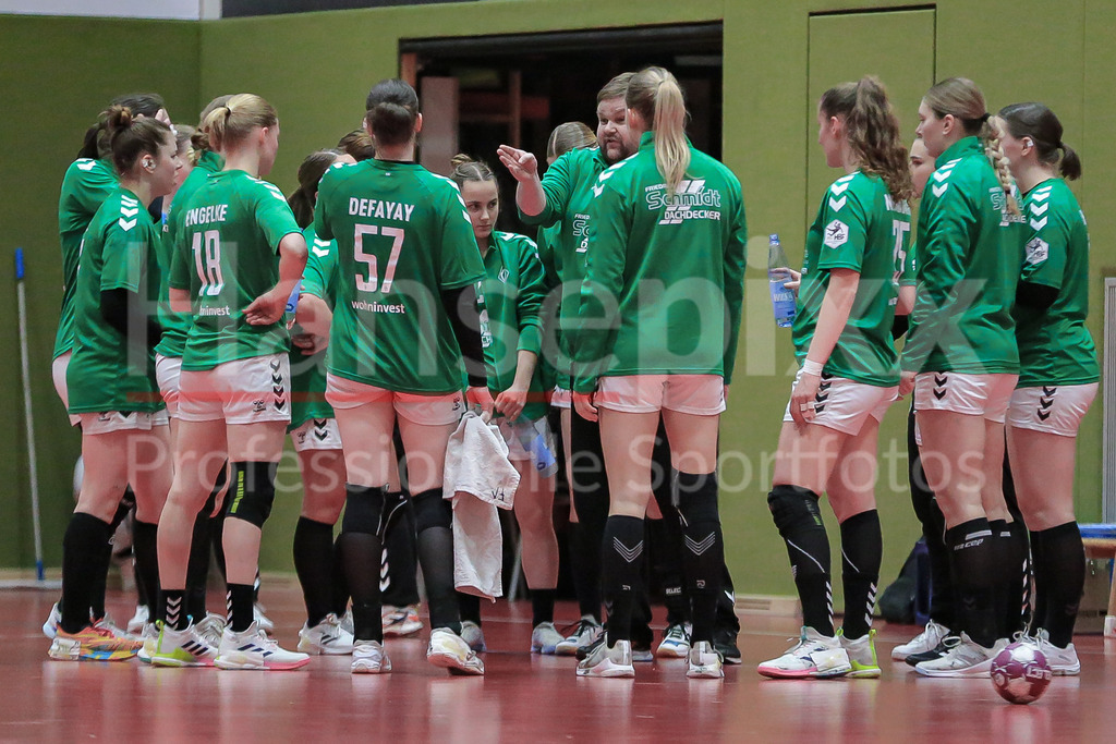Handball, 2. Bundesliga Frauen, SV Werder Bremen - HCD Gröbenzell | v.li.: Spielerinnen des SV Werder Bremen  während einer Auszeit, time-out