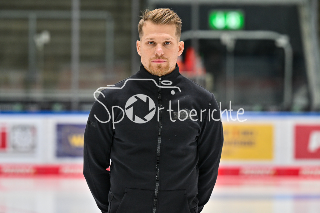 Augsburger Panther 2025/26 | im Bild Adrian SCHELENZ Strengh &amp; Conditioning Coach / Einzelfoto / Freisteller / Media Day Augsburger Panther: Curt-Frenzel Stadion am 06.08.2025