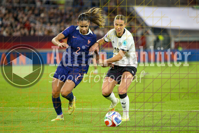 Deutschland vs Frankreich - Halbfinale - UEFA Women's Nations League | Düsseldorf, Deutschland, 24.10.25:   Maelle Lakrar ( Frankreich ) und Klara Bühl ( Deutschland ) im Kampf um den Ball waehrend des Halbfinals der UEFA Women's Nations League zwischen Deutschland vs Frankreich in der Merkur-Spiel-Arena(Foto von Brauer-Fotoagentur / Adrian Schlueter)